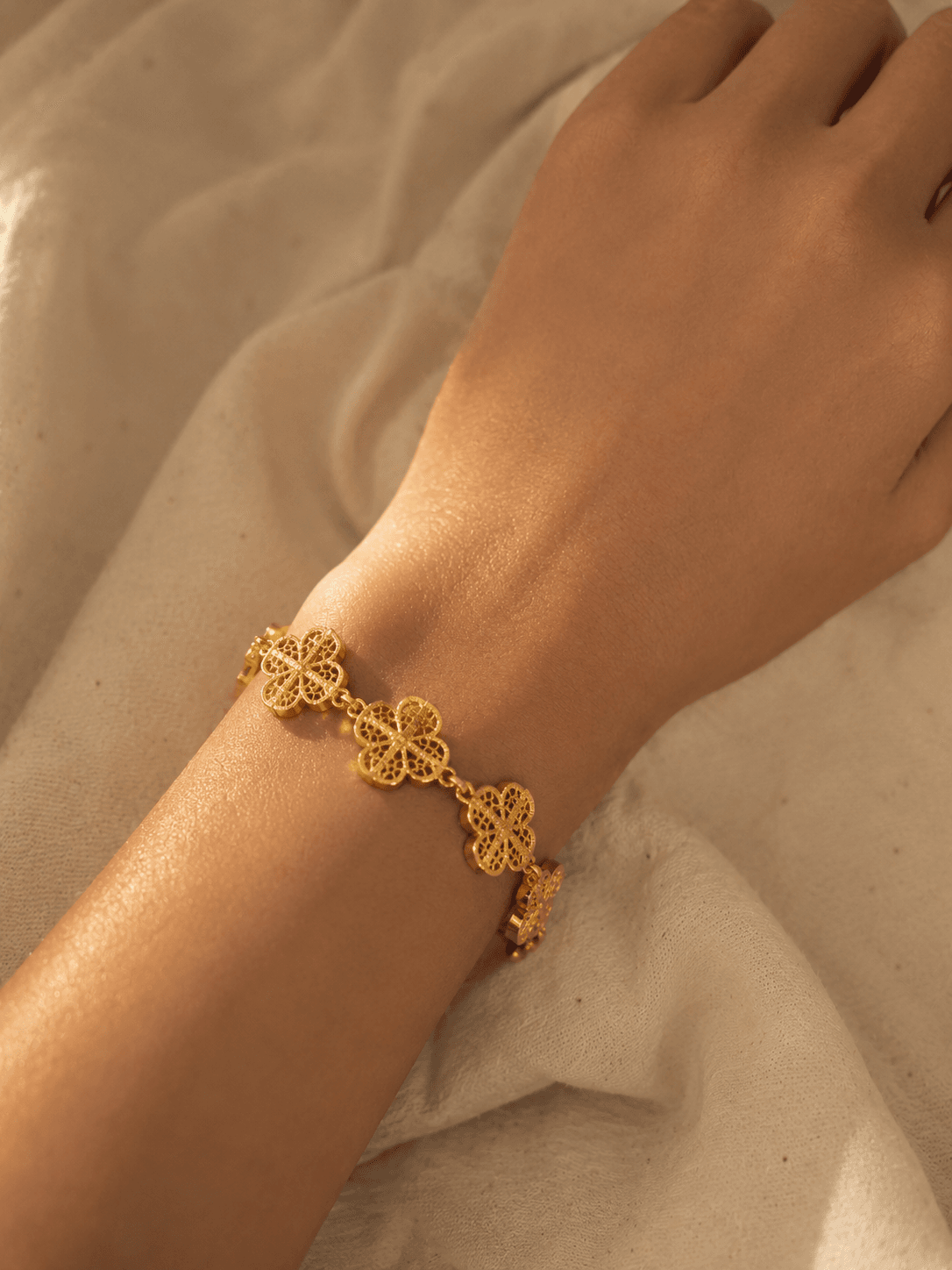 Bracelet Fleur Lumière en Or 24 Carats – Image 2